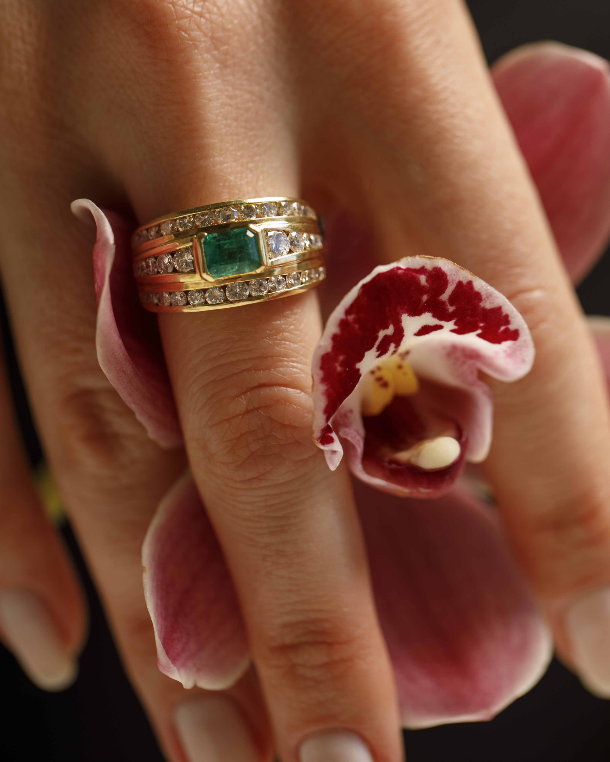 Vintage engagement ring with emerald, ÂGÉE